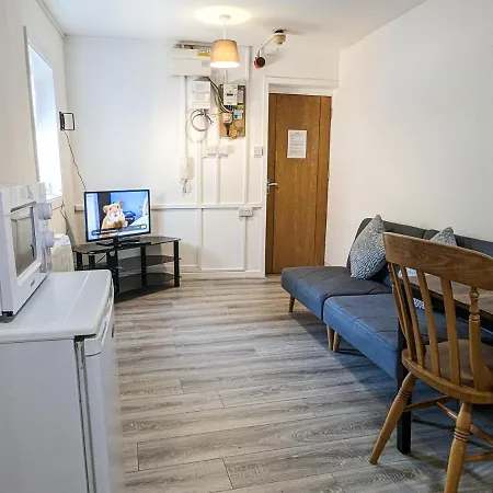 Cozy Central Apartments - With Private Kitchens & Bathrooms Portsmouth Esterno foto