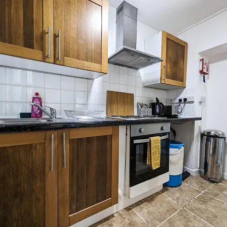 Cozy Central Apartments - With Private Kitchens & Bathrooms Portsmouth Esterno foto