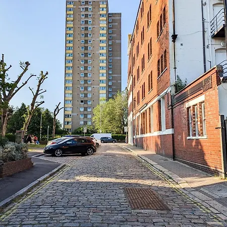 Cozy Central Apartments - With Private Kitchens & Bathrooms Portsmouth Esterno foto
