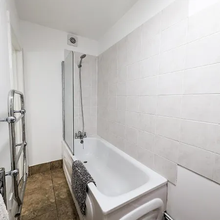 Cozy Central Apartments - With Private Kitchens & Bathrooms Portsmouth Esterno foto