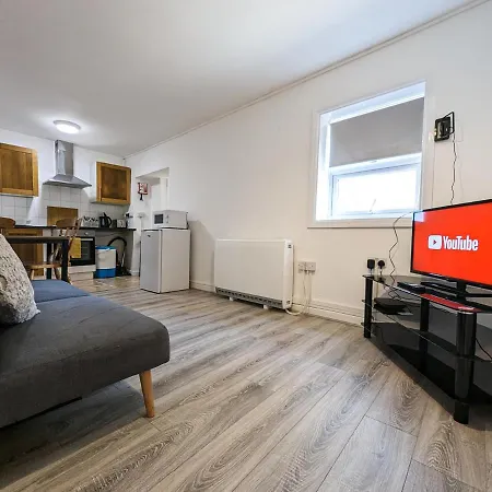Cozy Central Apartments - With Private Kitchens & Bathrooms Portsmouth Esterno foto