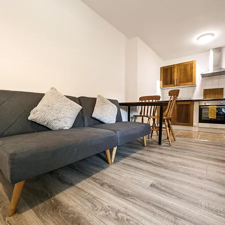 Cozy Central Apartments - With Private Kitchens & Bathrooms Portsmouth Esterno foto