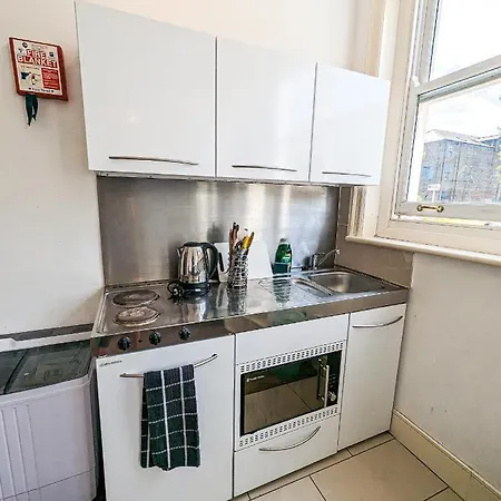 Cozy Central Apartments - With Private Kitchens & Bathrooms Portsmouth Esterno foto