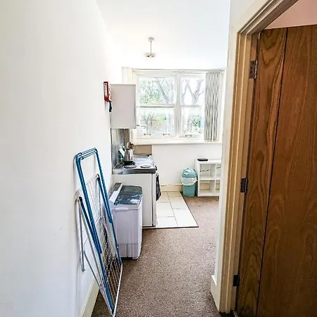 Cozy Central Apartments - With Private Kitchens & Bathrooms Portsmouth Esterno foto