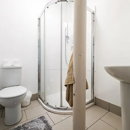 Cozy Central Apartments - With Private Kitchens & Bathrooms Portsmouth Esterno foto