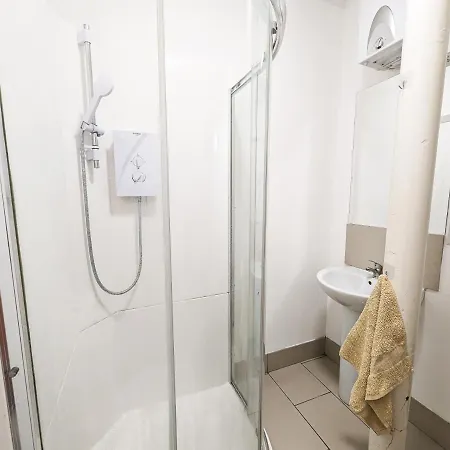 Cozy Central Apartments - With Private Kitchens & Bathrooms Portsmouth Esterno foto